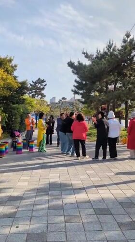Street performance draws morning crowd in Ulsan, South Korea