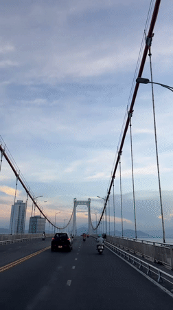 Traffic flows across red-cable suspension bridge in Đà Nẵng