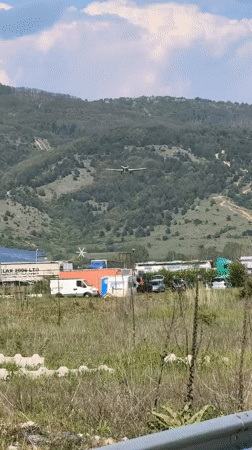 Small aircraft observed landing approach over rural Yahinovo, Bulgaria