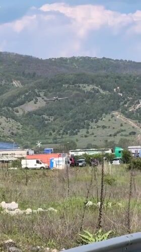 Small aircraft observed landing approach over rural Yahinovo, Bulgaria