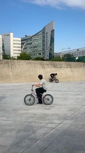 BMX riders, street performers gather at Seoul's Dongdaemun Plaza