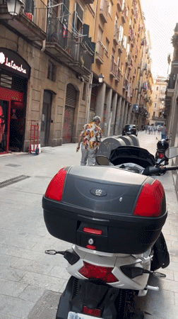 Barcelona street life and architecture documented in 19-minute sequence