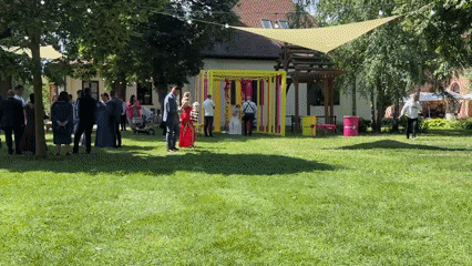 Outdoor wedding ceremony and reception on a sunny Târgu Mureș lawn