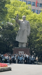 Mao statue draws young crowd on sunny campus morning