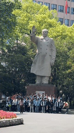 Mao statue draws young crowd on sunny campus morning