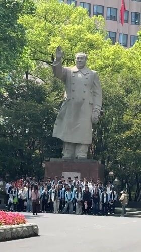Mao statue draws young crowd on sunny campus morning