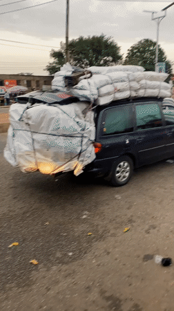 Street vendors sell food, goods in Bukuru Nigeria market