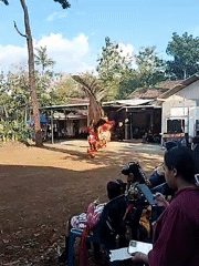Traditional dance performance draws crowds in Mojogedang, Indonesia
