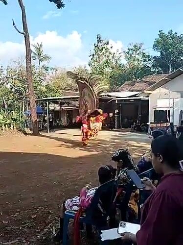 Traditional dance performance draws crowds in Mojogedang, Indonesia
