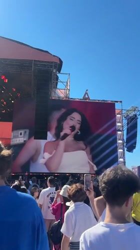 Outdoor music festival draws a crowd in Kyiv