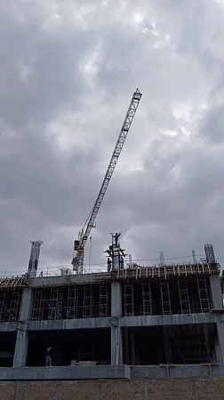 Evening construction activity draws crowds in Ciudad Guayana