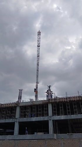 Evening construction activity draws crowds in Ciudad Guayana