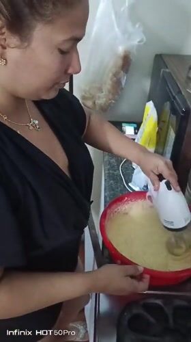 Late-night baking session captured alongside Caracas cityscape views