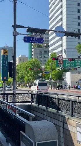 Ordinary street life captured across Seoul intersections