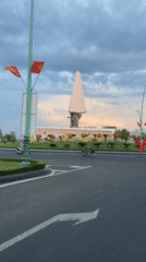 Monument with golden flowers observed at Phan Thiết roundabout