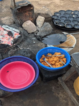 Morning street life and food vendors documented in Gura Top