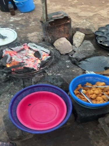 Morning street life and food vendors documented in Gura Top