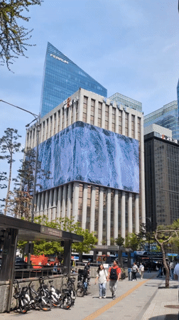 Seoul street scenes captured during Spring Festival promotional period