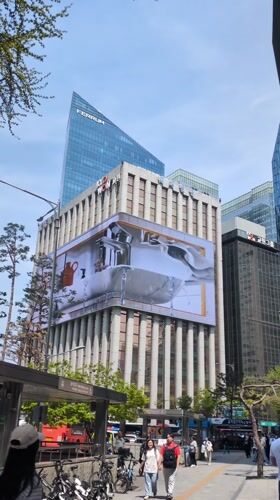 Seoul street scenes captured during Spring Festival promotional period