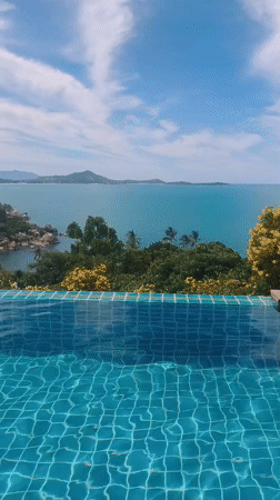Swimming and relaxing at Ko Samui infinity pool resort