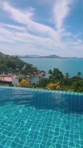 Swimming and relaxing at Ko Samui infinity pool resort