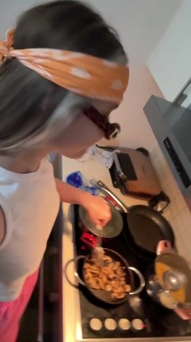 Woman cooks mushrooms, takes selfies in Esenyurt home