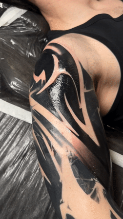 Man gets tattoo work done at Moscow studio