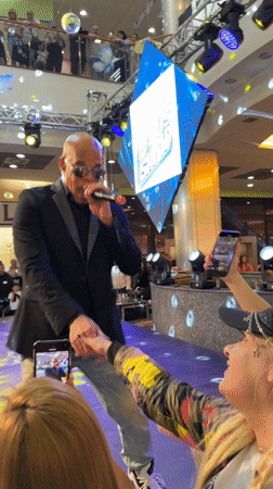 Musical performance draws crowds at Pleven shopping mall