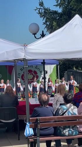 Traditional Bulgarian folk performance draws crowd in Sredets
