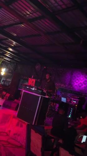 DJ makes heart gesture during performance in Howayi club