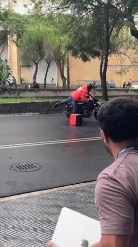 Mexico City residents document delivery crash, personal moments Thursday evening
