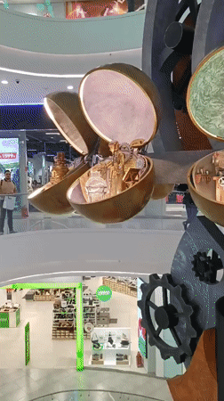 Steampunk art installation draws visitors at Moscow shopping mall