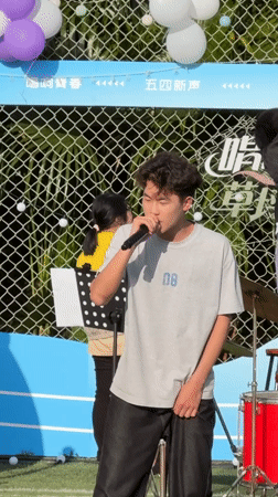 Outdoor music performance draws small crowd in Jiangjin, China