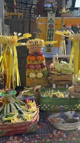 Women prepare traditional Balinese offerings in North Kuta ceremony
