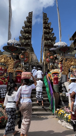 Families climb steps to decorated Balinese temple in Kintamani