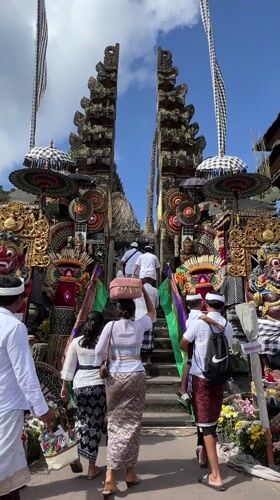 Families climb steps to decorated Balinese temple in Kintamani