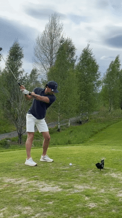 Golfers enjoy sunny afternoon at Løvstad course
