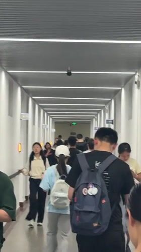 Morning foot traffic captured at Shanghai campus location