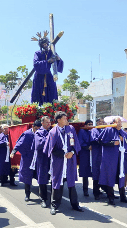 Religious Passion procession draws crowds in Tacna, Peru