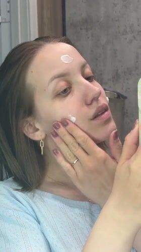 Woman documents beauty routine in selfies in Reshetnikovo, Russia
