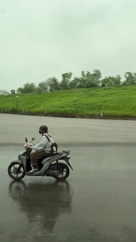Rainy night traffic scene captured in Hanoi
