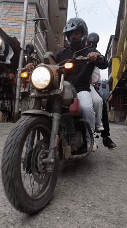 A morning's worth of everyday street life in Vashisht