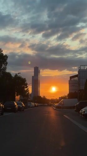 Belgrade resident captures street sunset with reflective rays