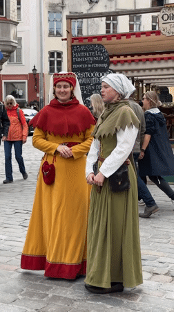 Medieval costumes, street performers enliven Tallinn Old Town tourism