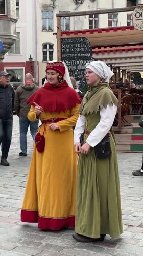 Medieval costumes, street performers enliven Tallinn Old Town tourism