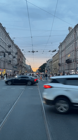 Evening street scenes across central Saint Petersburg