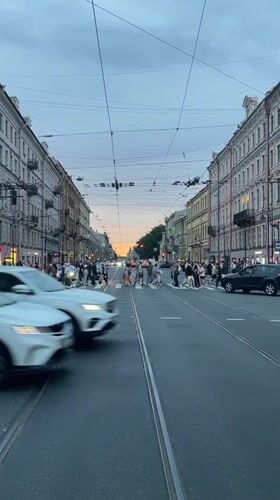 Evening street scenes across central Saint Petersburg