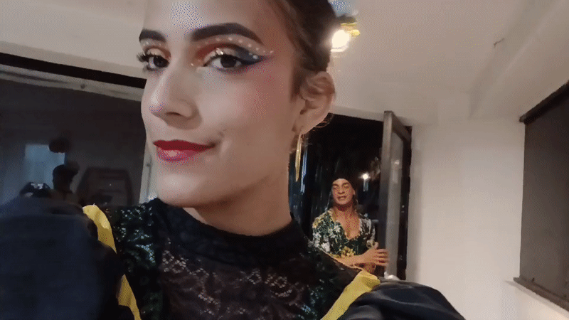 Woman records selfie videos with stage makeup at Venezuelan beach