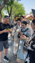 Traditional costume photography session draws crowds in Beijing district