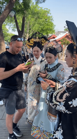Traditional costume photography session draws crowds in Beijing district
